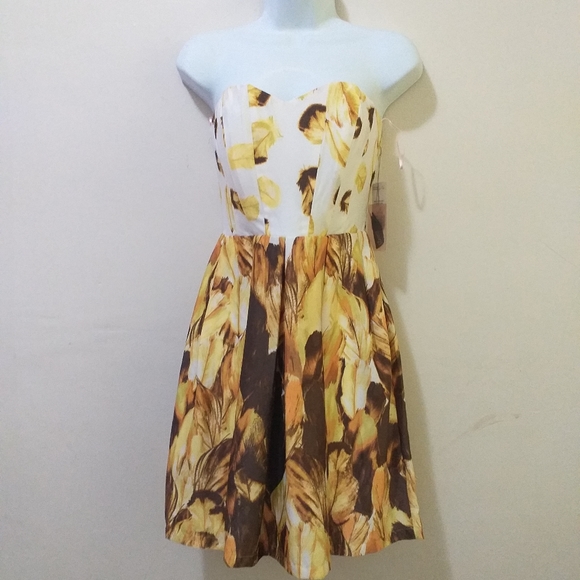 Forever 21 Dresses & Skirts - Love21_Strapless neckline_Strapless A-Line silhouette Floral dress